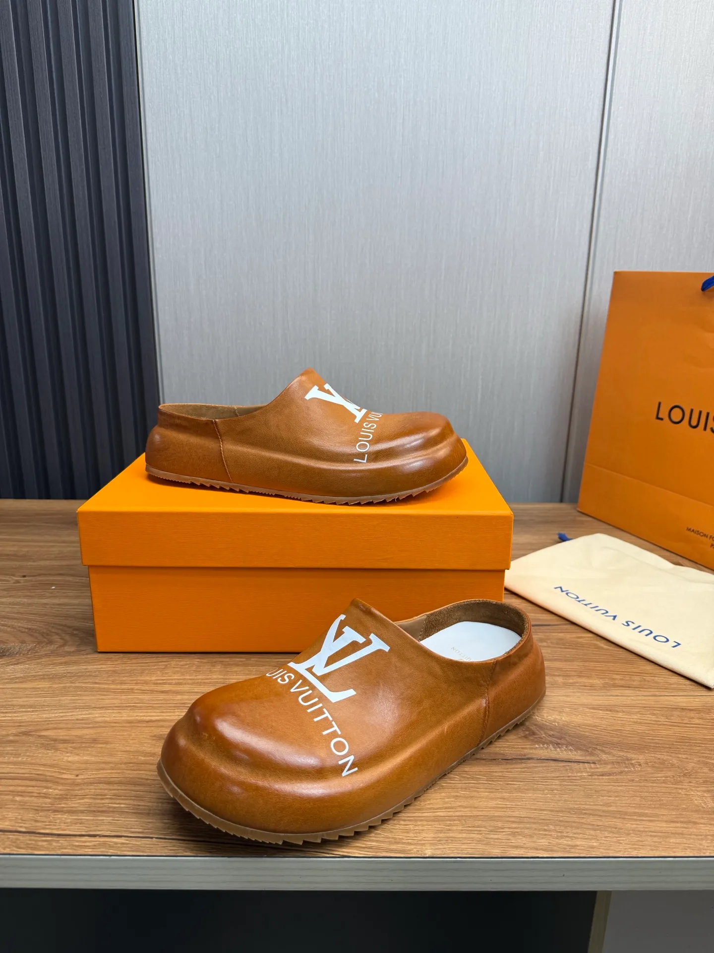 Men's shoes 💰480💰 Lv men's slippers 🩴38-45 size 45 46 🉑️Customized! Full leather slippers: cowhide on the outside, sheepskin on the inside ✅Original outsole⬆️